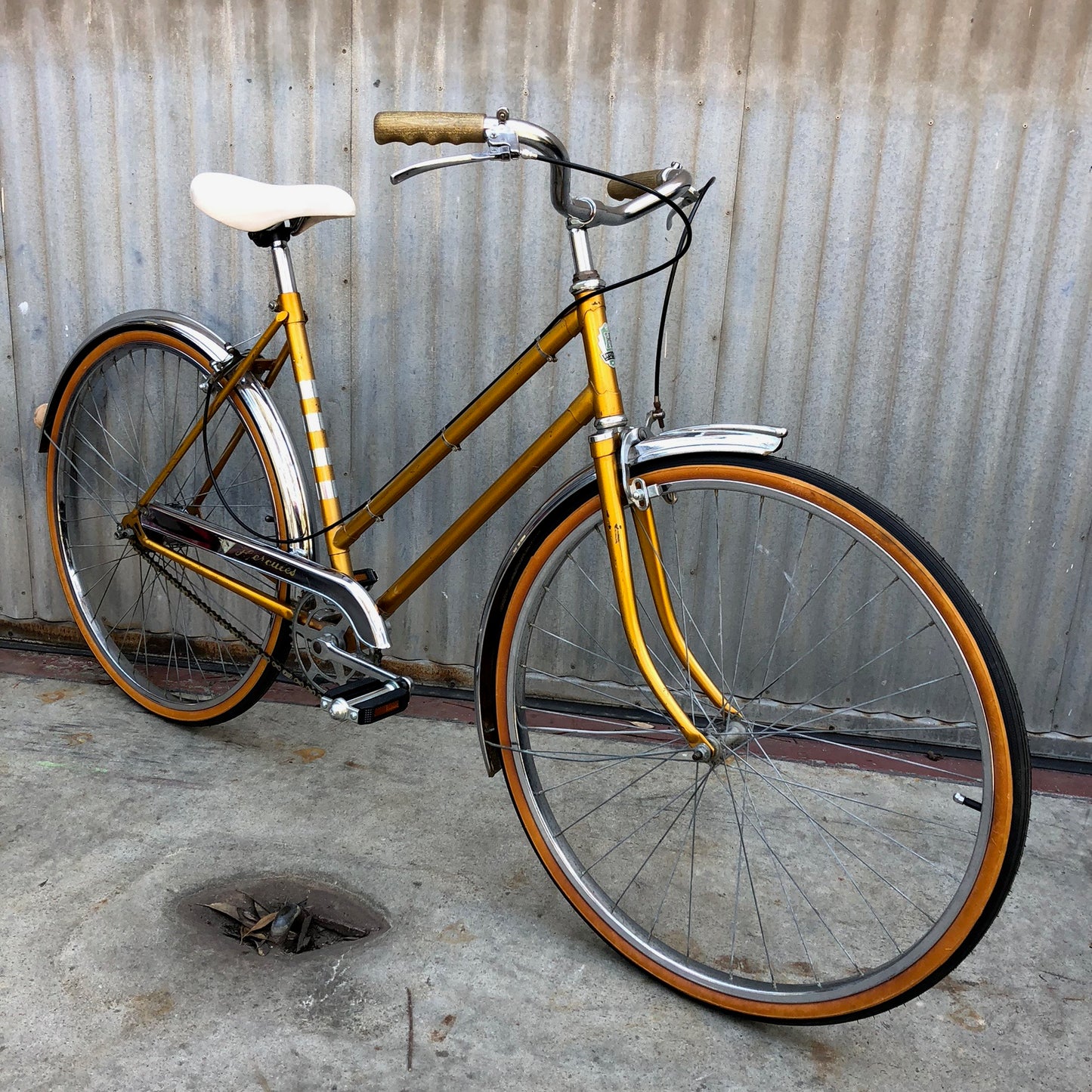 Women's City Bike Stepthrough - Classic Gold English Bicycle - Studio Rental