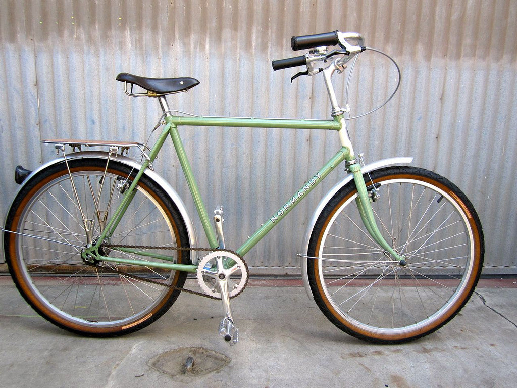 Gentlemen's City Bike - Classic Sage and Cream Bicycle - Studio Rental