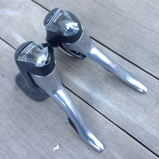 Brand New Shimano 105 ST-5600 Shifters