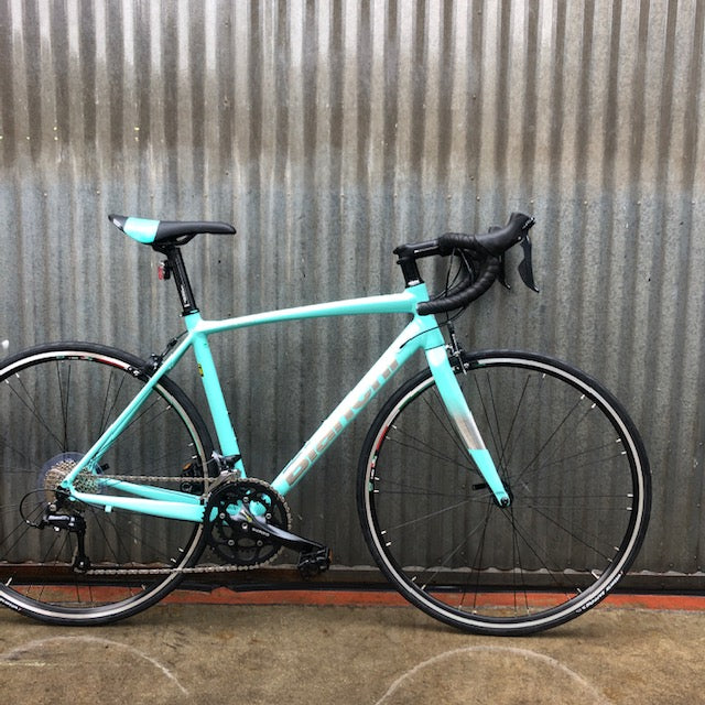 Bianchi via nirone sora 2020 best sale road bike